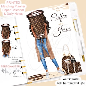 Könnte beinhalten: Ein weißer Planer mit einem braunen und schwarzen Muster. Der Planer hat ein Zitat, das lautet "Running on Coffee and Jesus".