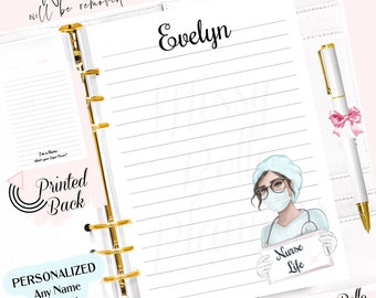 Puede incluir: Una agenda blanca con anillos dorados y un bolígrafo blanco con un lazo rosa. La agenda tiene una página rayada con el nombre "Evelyn" en la parte superior. La página también tiene una ilustración de dibujos animados de una enfermera que lleva una mascarilla quirúrgica y sostiene un cartel que dice "Nurse Life".