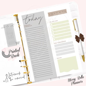 Könnte beinhalten: Ein grau-weißer Tagesplaner mit einer To-Do-Liste, einem Notizbereich und einem Zeitplan für den Tag. Der Planer hat den Text "today" oben in Kursivschrift und "Missy Bello Planners" unten.