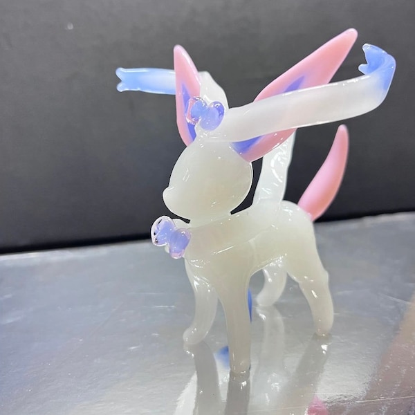 Artigos de decoração artesanais em vidro soprado representando as evoluções do Pokémon Eevee. Enfeites artesanais/Decorações para casa, presentes exclusivos. Cuidado, pois é frágil e quebrável.