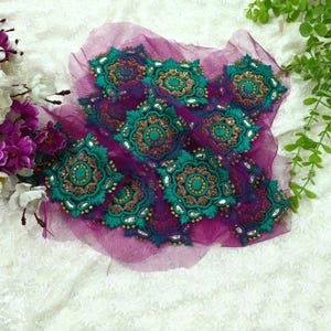 Set di 2 applicazioni vintage indiane in rete viola ricamate a mano, Zardozi, Dabka, Mukesh, con perline / applicazioni floreali per lavori artigianali e diari.