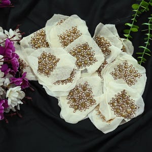 Indische Vintage-Applikationen aus elfenbeinfarbener Georgette-Seide, 3er-Set | Handbestickte Blumenapplikationen mit Zardozi- und Dabka-Stickerei, für Bastelarbeiten und Notizbücher