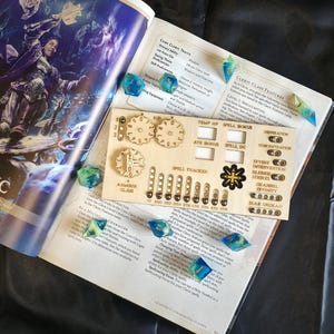 マグネット式木製ハンドメイドクラストラッカー（クレリック）｜ダンジョンズ＆ドラゴンズ2024｜TTRPGアクセサリー