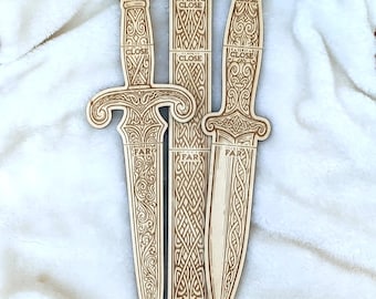Regla de distancia de madera con forma de corazón de daga hecha a mano | Accesorio para TTRPG