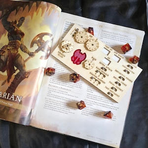 Rastreador de clase magnético de madera hecho a mano para Bárbaro | Dungeons and Dragons 2024 | Accesorio para juegos de rol de mesa