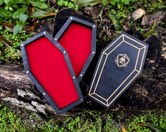 Caja para dados y bandeja para lanzar dados con forma de ataúd de vampiro | Madera negra y terciopelo rojo | Almacenamiento para D&D y VtM | Accesorio para juegos de rol de mesa