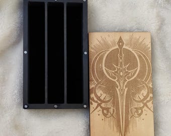 Caja y bandeja de dados de madera grabada: almacenamiento de dados de rol con tapa magnética para Dungeons and Dragons, Pathfinder y juegos de mesa.