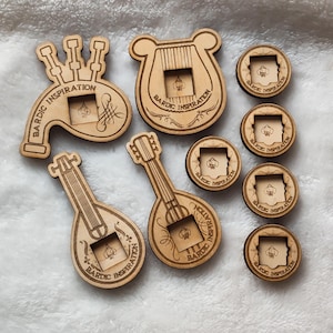 Rastreador de inspiración bárdica de madera y 5 fichas | Rastreador hecho a mano | Mazmorras y dragones | Accesorio TTRPG | Inspiración de bardo