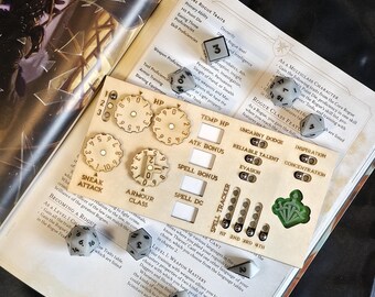 Rastreador de clase magnético de madera hecho a mano de Rogue | Dungeons and Dragons 2024 | Accesorio de juego de rol