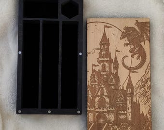 Caja de dados de madera grabada con bandeja | Estuche de dados de rol con tapa magnética para DnD, Pathfinder y TTRPG | Almacenamiento de dados