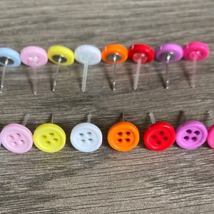 Knoopoorbellen, eigenzinnige oorbellen, hypoallergene plastic studs, meerdere kleuren, knopsieraden, cadeau voor haar