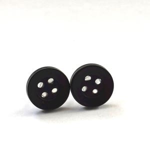 ブラックボタンピアス • ミニマルなブラックスタッドピアス • オールブラックの美的ジュエリー • 低アレルギー性オプション • 軽量で普段使いに最適なピアス