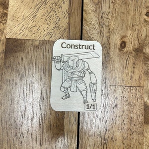 Puede incluir: Un dibujo en blanco y negro de un personaje robot sosteniendo una espada. La tarjeta está etiquetada como "Construct" y "1/1".
