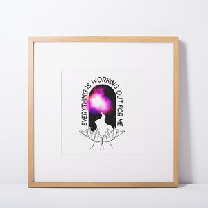Könnte beinhalten: Gerahmter Druck mit einem Galaxie-Design und dem Text "Alles funktioniert für mich".