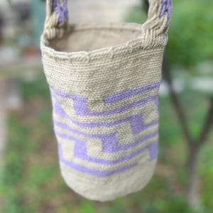 Mochila tejida a mano con diseño de patrón morado, hecha a mano en Colombia, cartera, bandolera, bolso bohemio, ética, comercio justo. Mezcla de lana. Única en su tipo