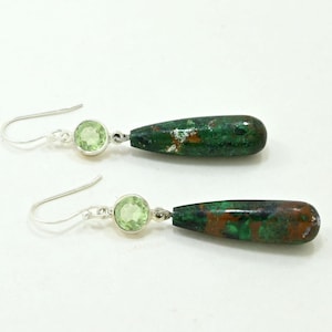 Orecchino in argento 925 con ametista verde smeraldo grezzo