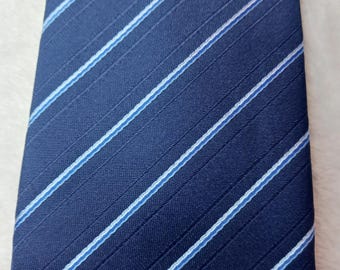May include: Navy blue tie with diagonal stripes in white and light blue. The tie has a textured weave, and the stripes run from the upper left to the lower right. This classic accessory is suitable for formal or business attire.