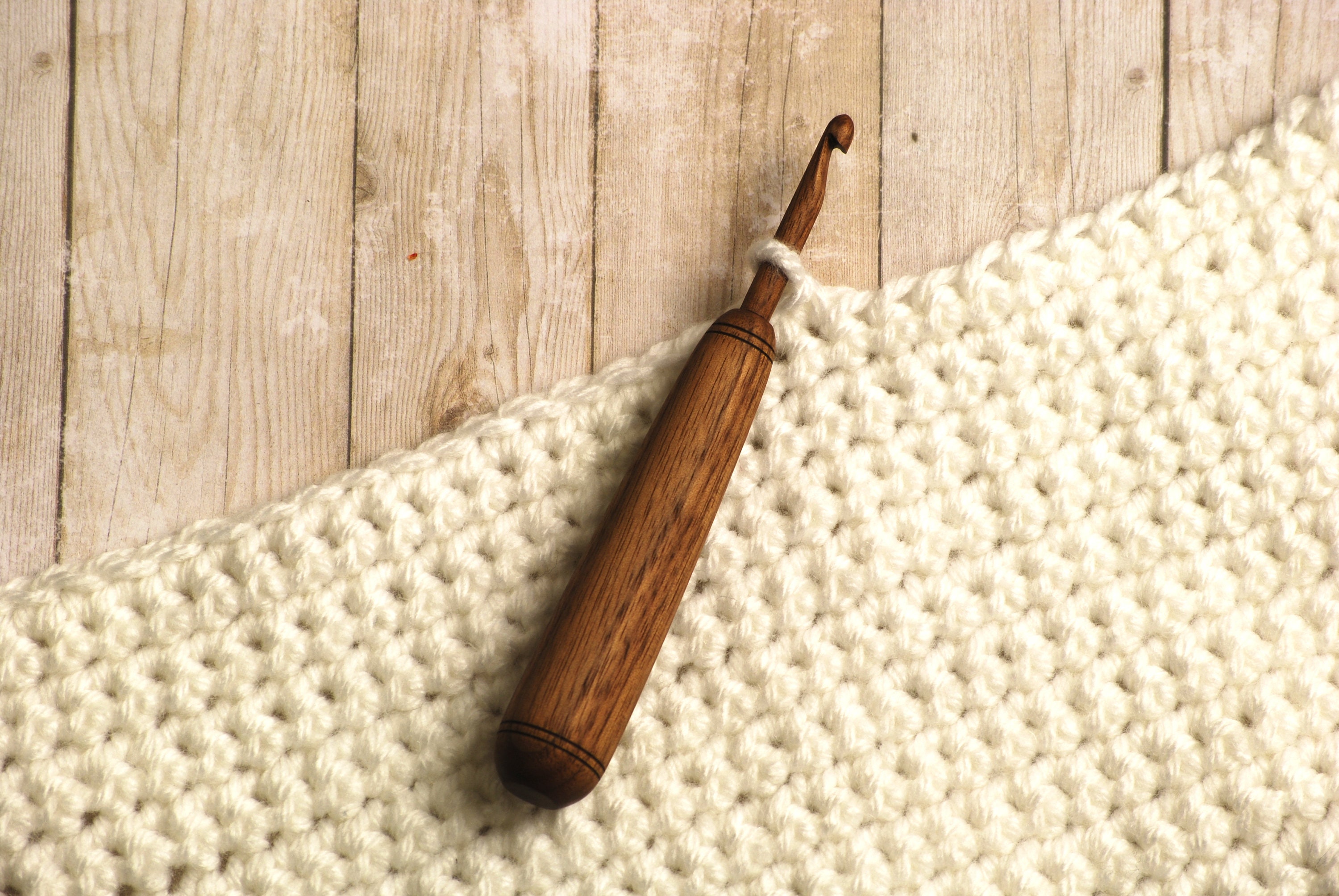 Ergonomic Crochet hook Walnut and Ice Blue With Clover Insert