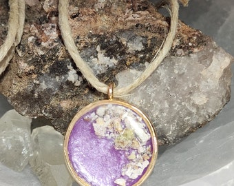 Cremation pendant with ashes