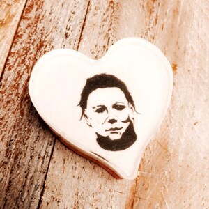 Op de afbeelding: Een witte hartvormige koek met een zwart-witte afbeelding van Michael Myers uit de Halloween-films.