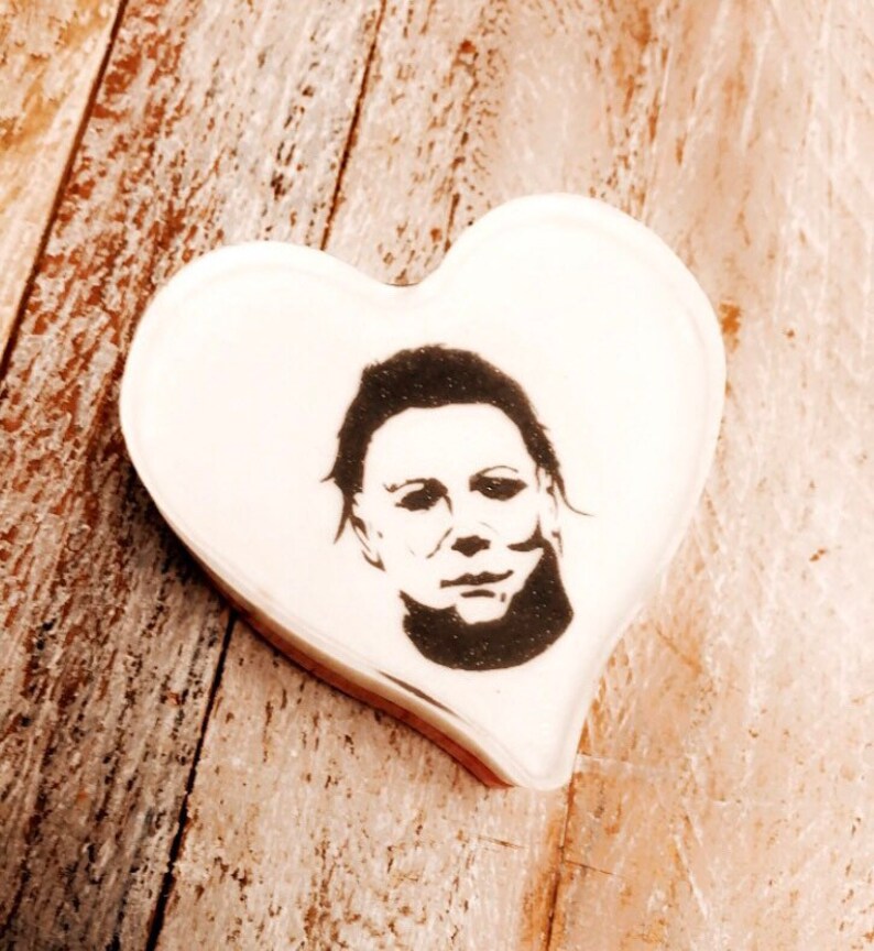 Op de afbeelding: Een witte hartvormige koek met een zwart-witte afbeelding van Michael Myers uit de Halloween-films.