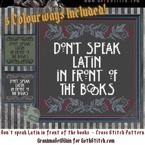 Pode incluir: Padrão de ponto cruz com o texto "Don't Speak Latin In Front Of The Books" em letras brancas sobre um fundo cinza escuro. O padrão é rodeado por uma borda de folhas e videiras vermelhas e cinzas. O texto "Goth Stitch" é visível na parte superior da imagem.