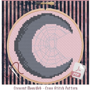 以下が含まれることがあります： 三日月とクモの巣のデザインが施されたクロスステッチパターン。パターンはフープに入っていて、ステッチの準備ができています。画像の下部に「Crescent Moon Web - Cross Stitch Pattern designed by GrandmaBeWilain」というテキストがあります。