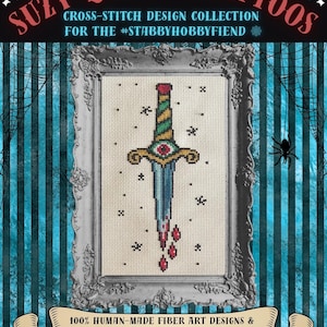 Pode incluir: Uma caneca de cerâmica branca com uma alça preta e o texto "But First, Coffee" em negrito preto. A caneca está sobre um fundo desfocado, sugerindo um ambiente acolhedor.