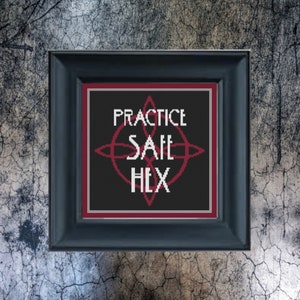 Puede incluir: Un diseño de punto de cruz en blanco y negro enmarcado con un borde rojo. El diseño presenta un pentagrama blanco con las palabras "Practice Safe Hex" en texto blanco.