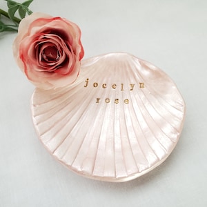 Clam Shell Ring Dish/Personalized Shell Ring Dish/Beach Wedding Gift/Summer Seashell /Jewelry Tray /Gifts For Her/Bridesmaid Gift