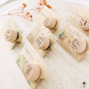 Tapones de vino para regalos de boda con tarjetas Kraft y bolsas de organza: tapones de botella personalizados para regalar a tus invitados al por mayor para cualquier fiesta o evento.