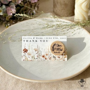 Lembrancinhas de casamento com rolha de vinho de flores silvestres com cartão de agradecimento - presente personalizado para convidados com etiquetas de agradecimento e sacos de organza