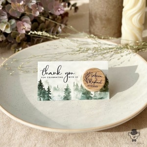 Tapón de vino para recuerdos de boda con tarjeta de agradecimiento del bosque, regalo personalizado de pino de hoja perenne para invitados a granel con bolsas de organza