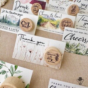 Tapones para botellas de vino para recuerdos de boda a granel, regalo de boda de viñedo personalizado para invitados con tarjetas de agradecimiento y bolsas de organza