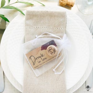 Bomboniere personalizzate per matrimonio con tappo per vino in carta kraft e sacchetti in organza - Regalo ricordo personalizzato per gli ospiti in grandi quantità con etichette di ringraziamento