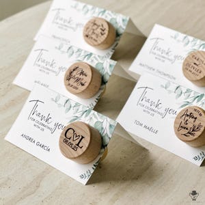 Cartões de lugar personalizados com rolha de garrafa de vinho - lembrancinhas de casamento perfeitas para convidados