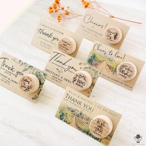 Bouchon de bouteille de vin pour cadeaux de mariage en vrac avec cartes kraft et sacs en organza - Cadeau de réception personnalisé pour les invités pour chaque fête et événement