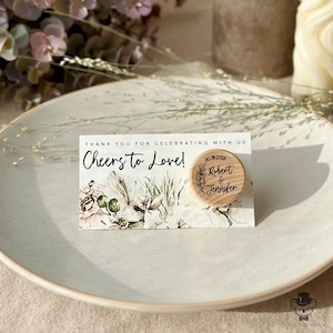 Boho Wedding Favors Tapón de botella de vino con tarjeta de agradecimiento - Regalo personalizado para invitados a granel con etiquetas florales tropicales y bolsa de organza