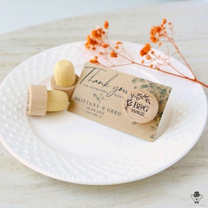 Tapones de botella de vino personalizados como recuerdo de boda con tarjetas Kraft y bolsas de organza: regalo de recepción personalizado para invitados al por mayor para cada fiesta.