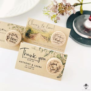 Tapón de botella de vino para recuerdo de boda con tarjetas kraft recicladas y bolsas de organza: regalo rústico personalizado de boda en viñedo para invitados al por mayor.
