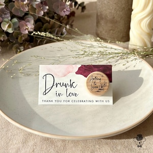 Bomboniera per matrimonio con tappo per vino Drunk in Love con biglietto di ringraziamento - Regalo personalizzato per gli ospiti in grandi quantità con etichette di ringraziamento e sacchetti di organza