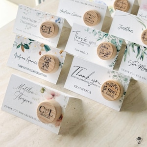 Regalos de boda a granel: tapones para botellas de vino personalizados con tarjetas de ubicación