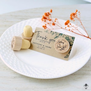Tapones de vino para regalos de boda con tarjetas Kraft: obsequios de recepción personalizados para invitados al por mayor con etiquetas de agradecimiento y bolsas de organza.