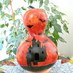 手描きの不気味な城のひょうたんランプ：ハロウィーンのコウモリの装飾