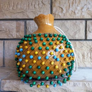 Shekere de calabaza con cuentas: instrumento rítmico de percusión latina