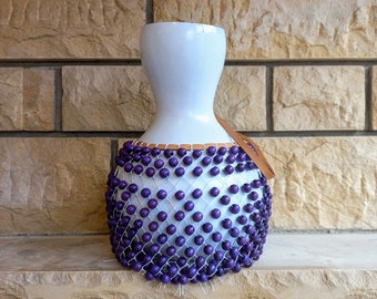 タカラガイの殻でできたひょうたんのシェケレ：白いビーズで飾られた