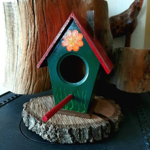 Hand-Painted Green Birdhouse: Waterproof Garden Decor