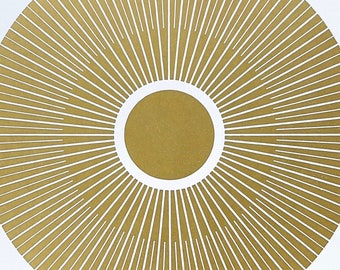 CENTRAL SUN – 50 × 50 cm – Heilige Geometrie Linoldruck – Gold/Weiß