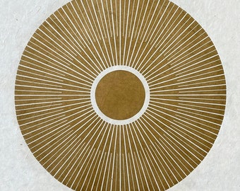 CENTRAL SUN – 40 × 40 cm – Sacred Geometry Linoprint – Gold/Natural