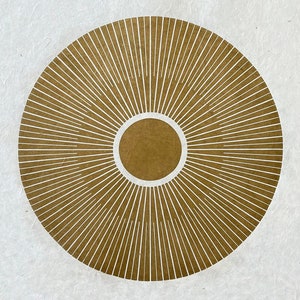 CENTRAL SUN – 40 × 40 cm – Sacred Geometry Linoprint – Gold/Natural